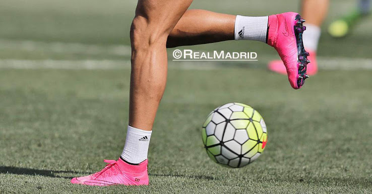 cristiano ronaldo pink football boots